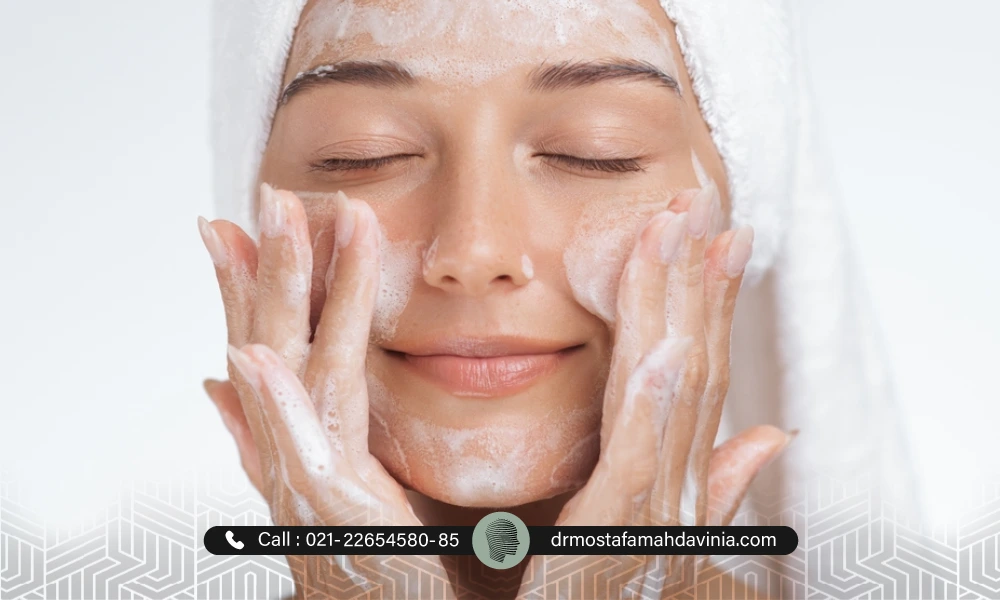 یک خانم بعد از لیزر در حال شستن صورت خود با مواد محصوص می باشد.