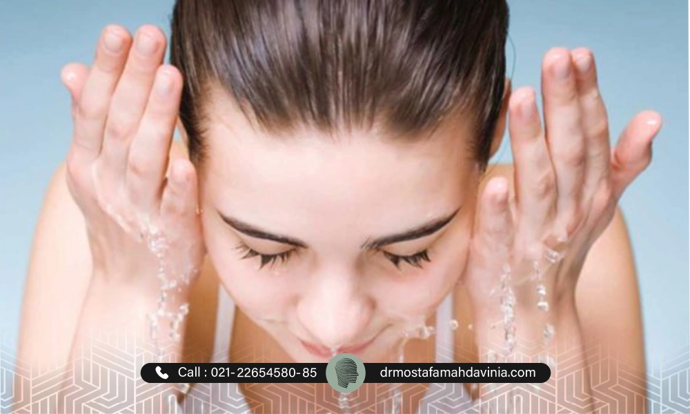یک خانم در حال شستن صورت خود بعد از لیزر موهای زائد صورت