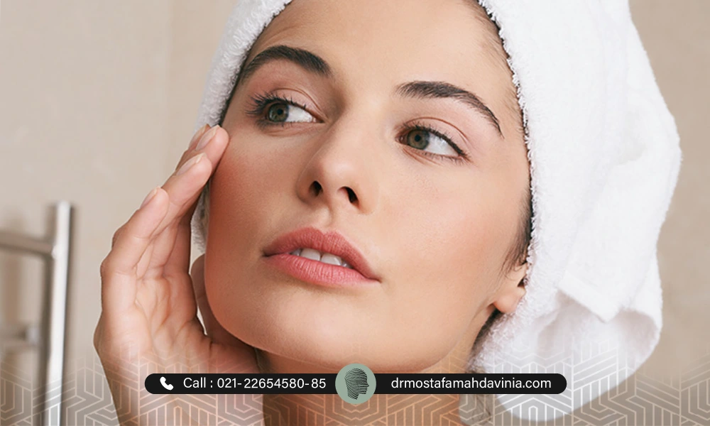 خانمی در حال نوازش صورت خود.