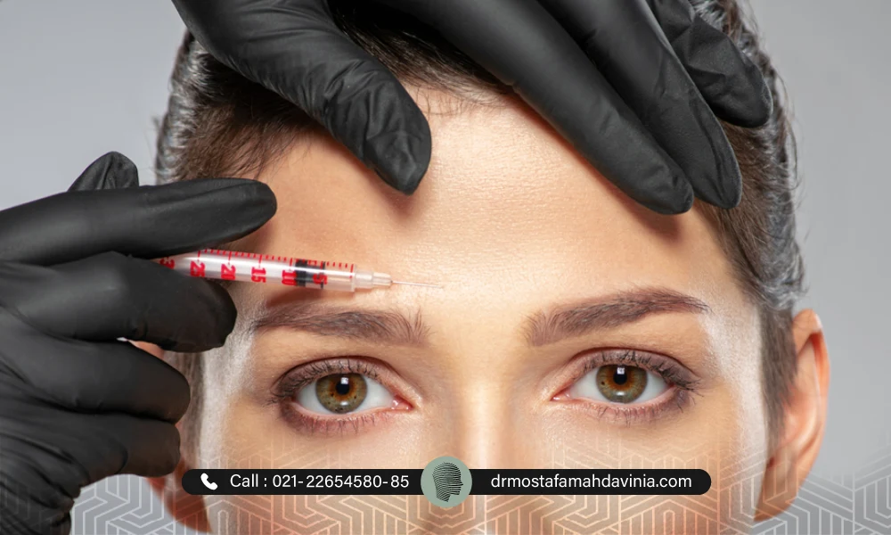 تزریق بوتاکس به بالای چشم های یک خانم