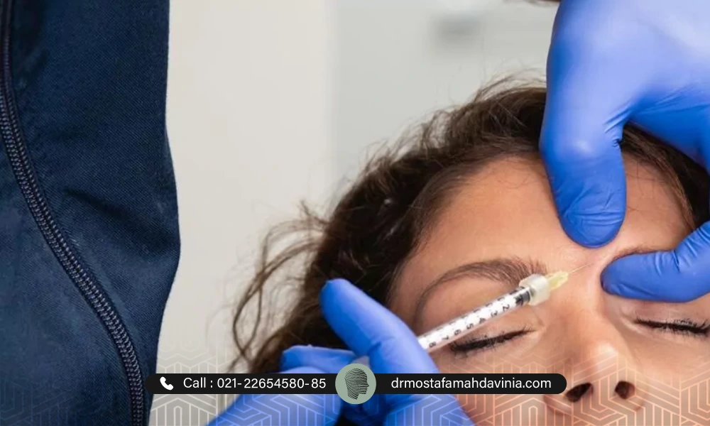 تزریق بوتاکس پیشانی توسط پزشک با دستکش برای یک خانم