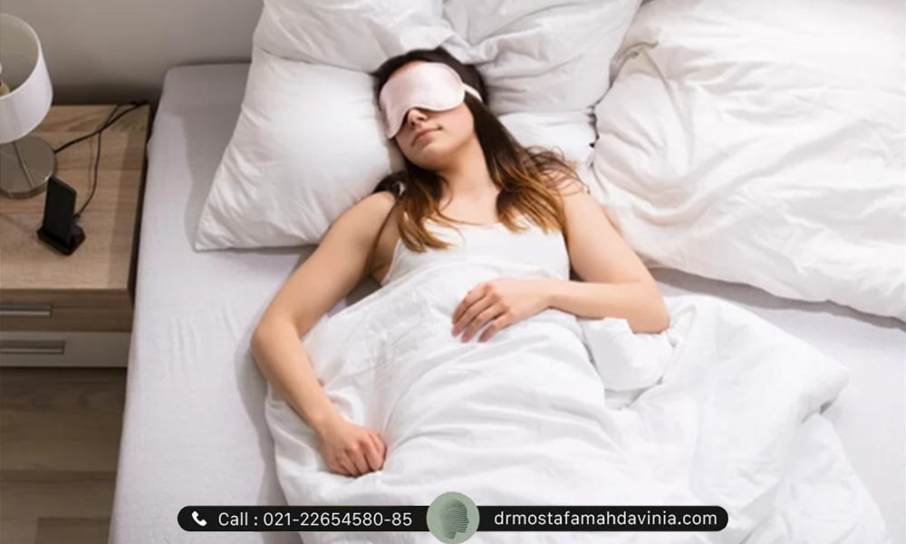 تصویر زن جوان که بعد از تزریق ژل لب خوابیده است - بعد از تزریق ژل لب چگونه بخوابیم؟