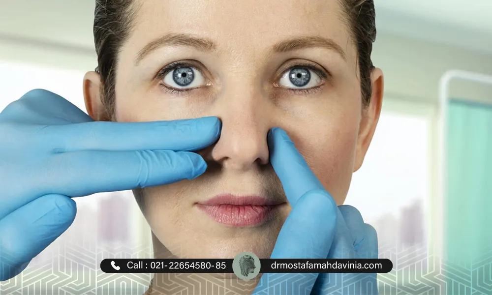 پزشک در حال تشخیص انحراف بینی