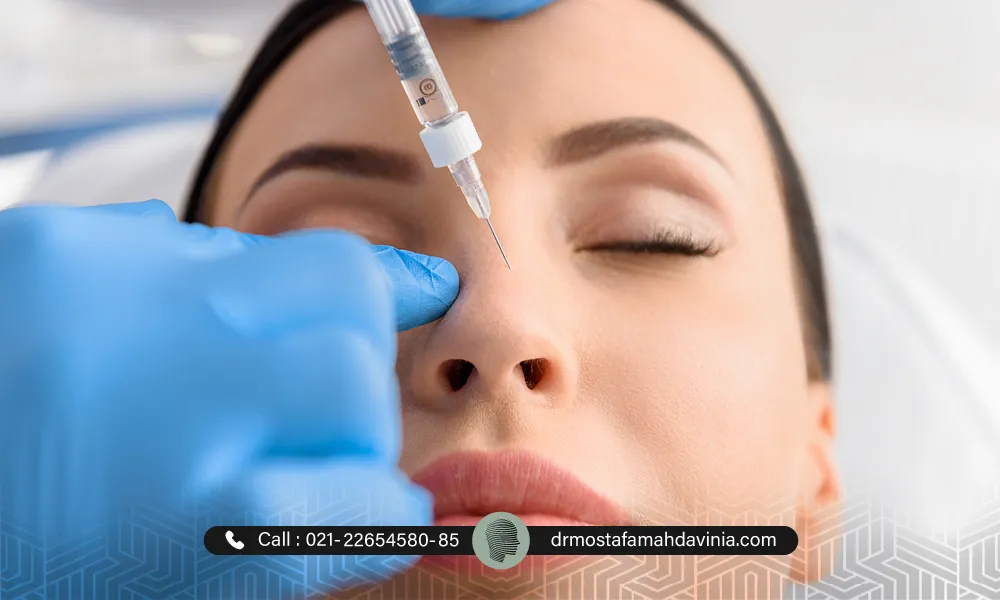 پزشک در حال تزریق ژل بینی برای رفع انحراف بینی