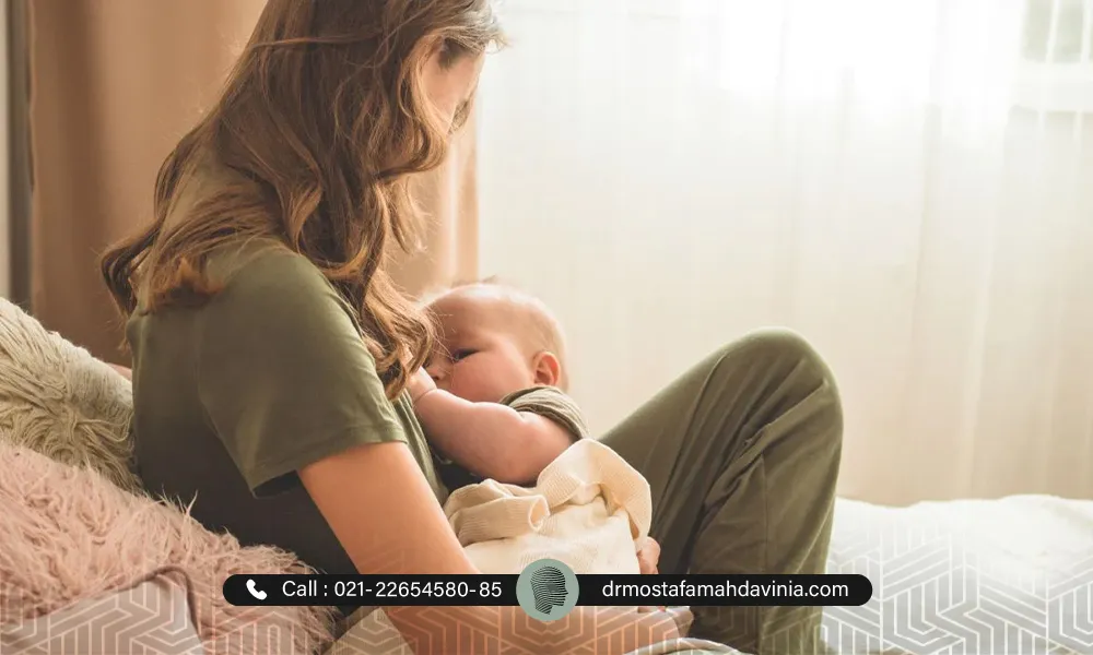 تصویر مربوط به خانمی هست که نشسته و کودک خود را در آغوش گرفته وبه آن شیر میدهد- بوتاکس در شیردهی