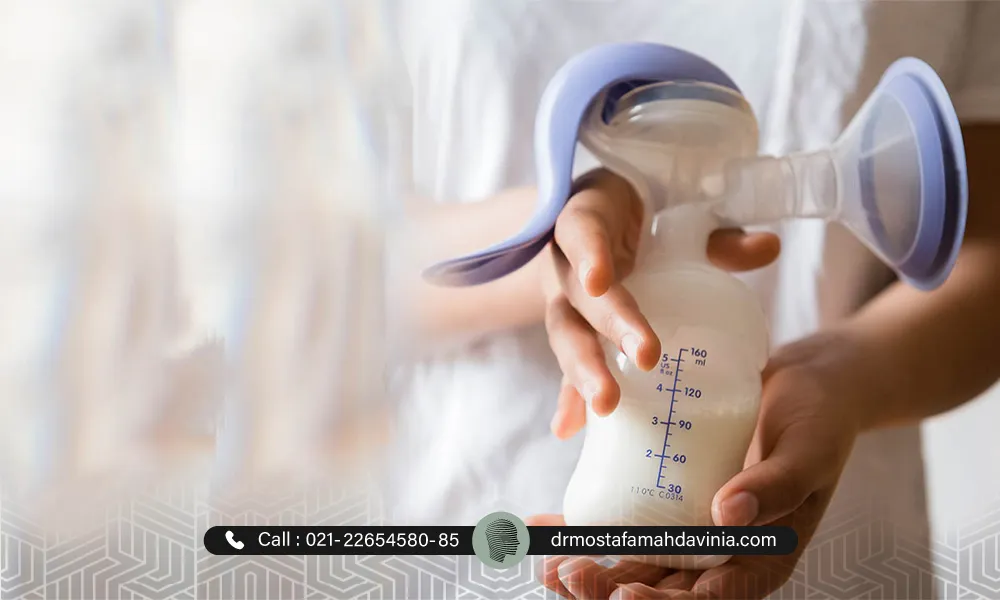 تصویر مربوط به دستان مادر است که شیشه شیری که از شیر مادر پرشده در دستان خود نگه داشته- بوتاکس در شیردهی