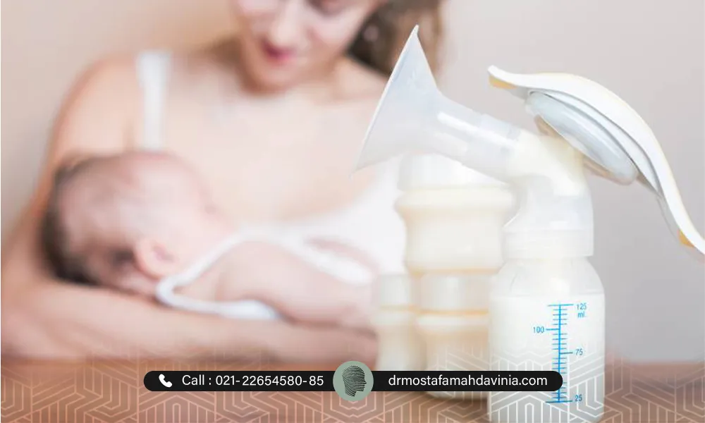تصویر مادر و فرزندش است که در آغوش گرفته و شیشه شیر کودک با شیر مادر پر شده- بوتاکس در شیردهی