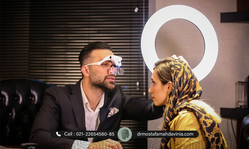 دکتر مصطفی مهدوی نیا در حال معاینه مو مراجعه کننده زن و مشاوره