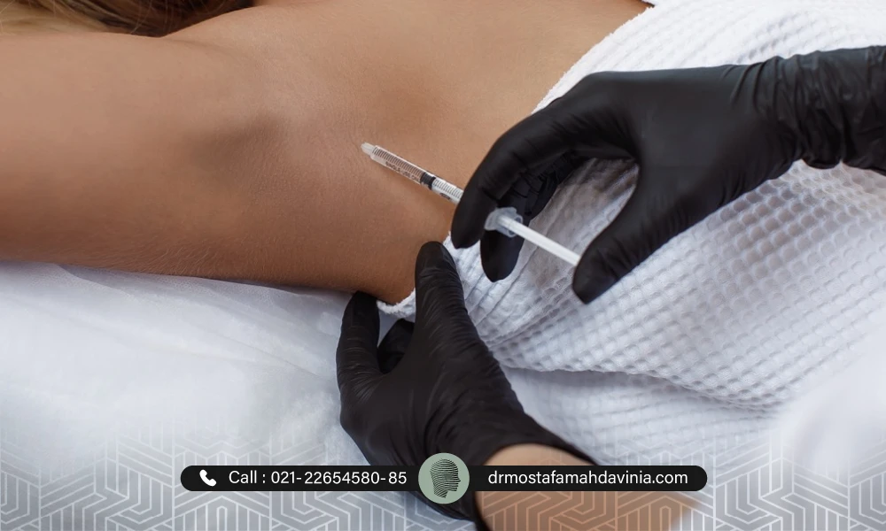 تزریق بوتاکس زیر بغل توسط پزشک با دستکش های مشکی برای رعایت اصول بهداشتی.