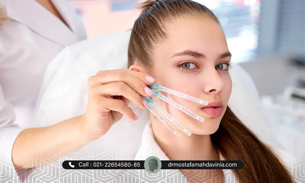 خانمی که از نخ PDO برای رفع چین و چروک صورت خود استفاده میکند