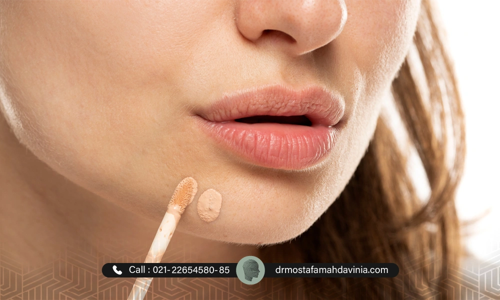 خانمی در حال آرایش کردن چانه خود بعد از تزریق فیلر چانه | مراقبت های بعد از تزریق فیلر چانه