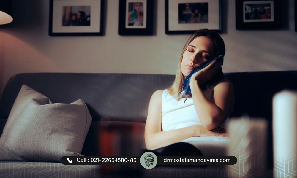 خانمی که از کمپرس یخ برای درمان ورم بعد از تزریق فیلر چانه استفاده میکند | مراقبت ها بعد از فیلر چانه