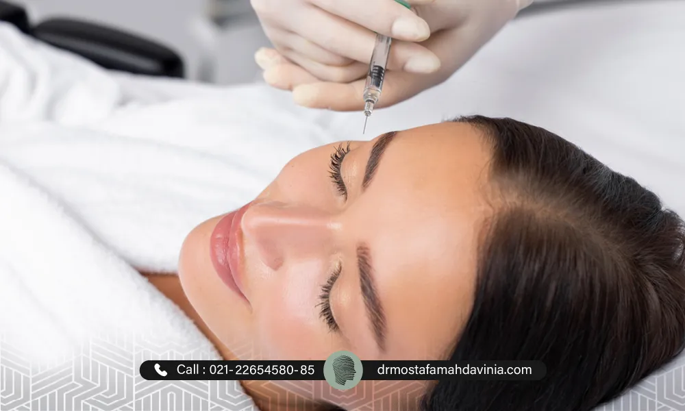 تزریق بوتاکس چشم گربه ای برای یک خانمی که روی تخت دراز کشیده است.