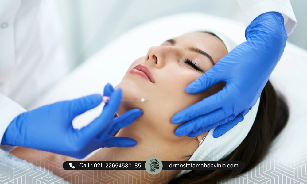 پزشک در حال انجام لیفت نخ برای متقاضی | مدت زمان جذب نخ لیفت