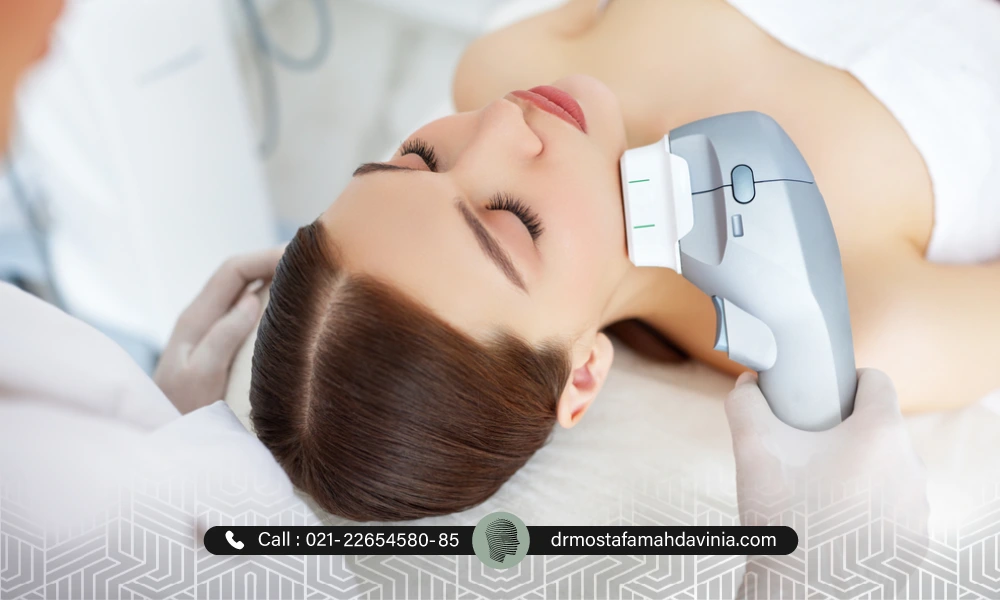 خانمی دراز کشیده برای انجام عمل هایفوتراپی | لاغری صورت با هایفو