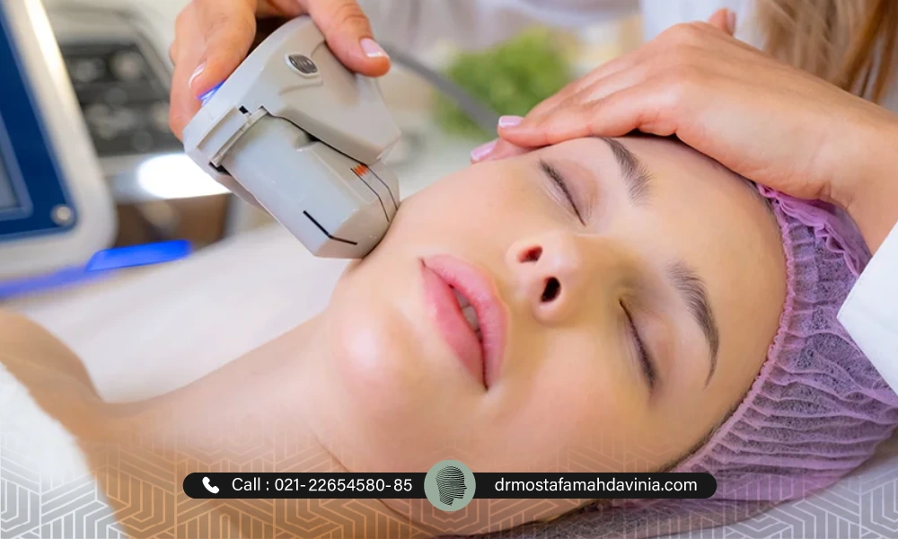 خانمی در حال انجام هایفو تراپی صورت | لاغری صورت با هایفو