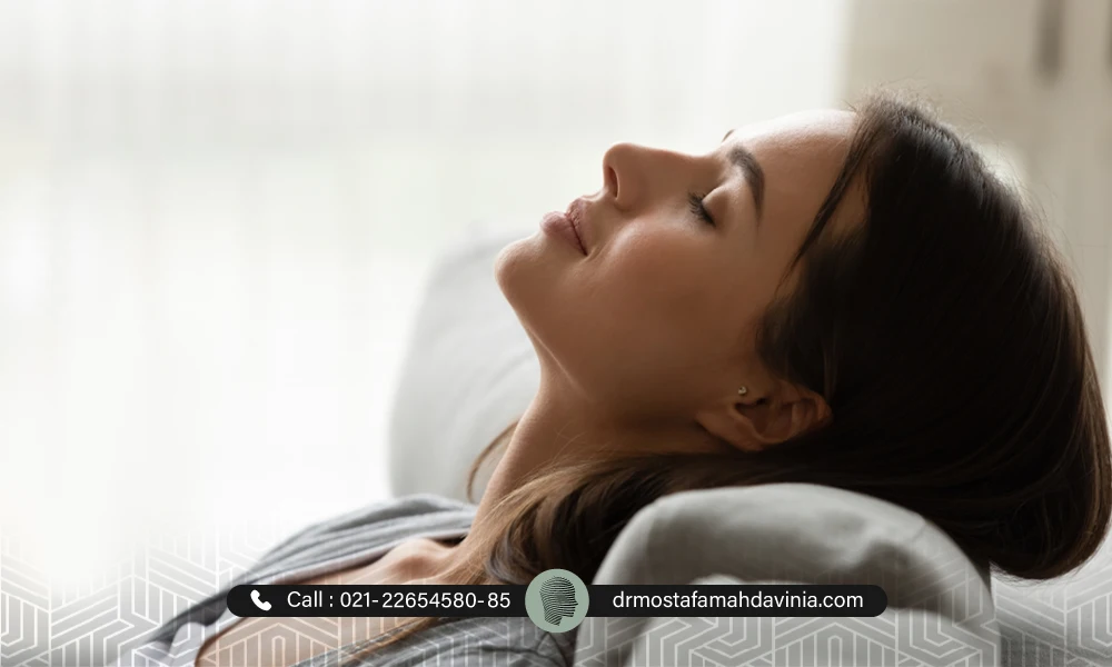 خانمی که بعد از لیفت نخ نشسته خوابیده است | خوابیدن بعد از لیفت با نخ