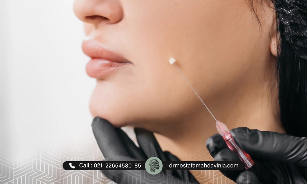 دکتر با دستکش های سیاه آماده انجام لیفت نخ صورت برای متقاضی است. | دوره نقاهت لیفت با نخ