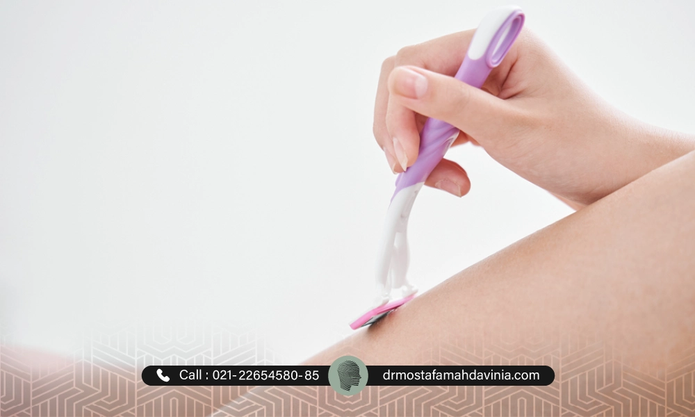 تراشیدن موهای زاد پا با ژیلت برای از بین بردن موهای زائد