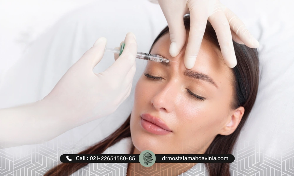 تمدید بوتاکس خط اخم توسط خانمی که در حین تزریق چشم های خود را بسته است.