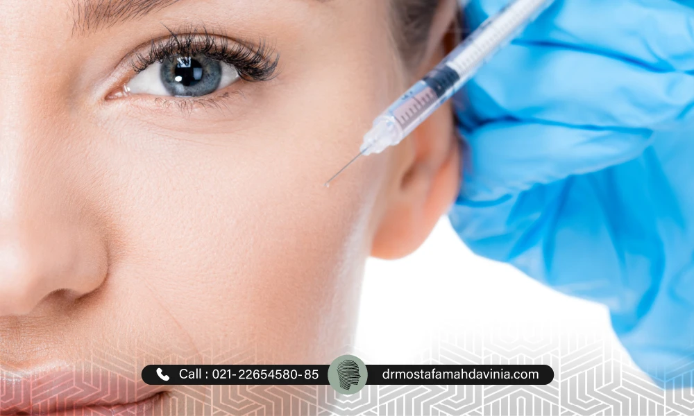 خانمی در حال تمدید کردن بوتاکس گونه های خود