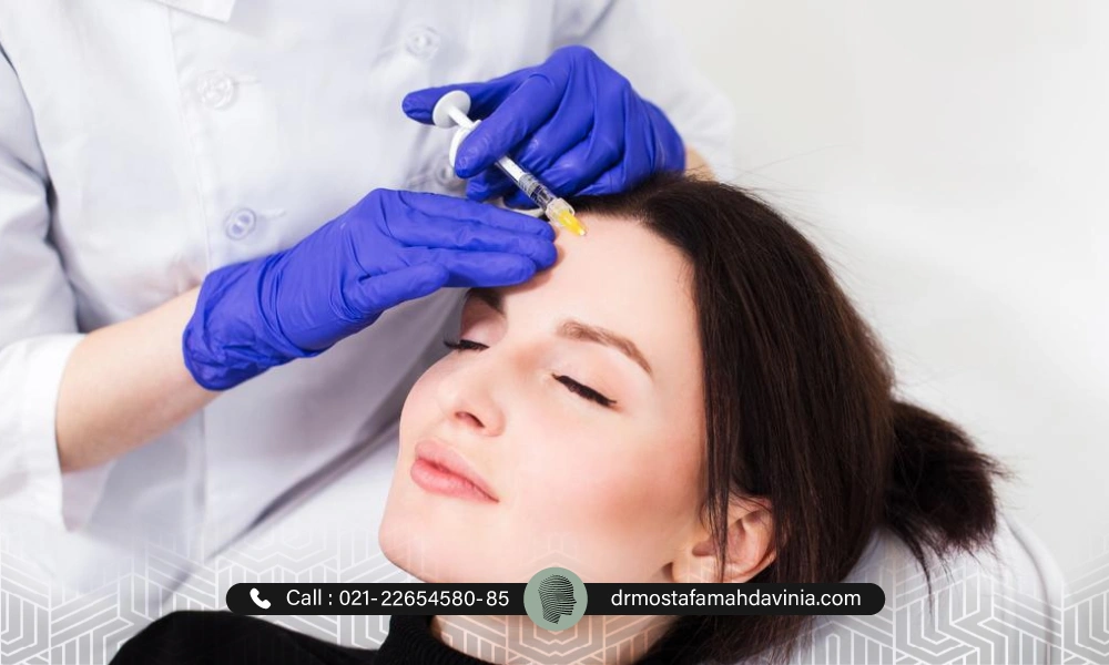 تزریق فیلر پیشانی برای خانمی با موهای مشکی که چشم های خود را بسته است | ورم بعد از تزریق ژل