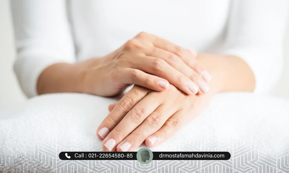 دست های نرم روی همدیگر بعد از جوانسازی پوست دست