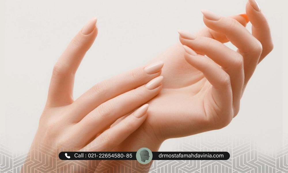 مالیدن دست های روشن که جوانسازی پوست دست انجام شده