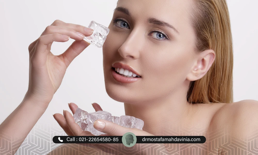 خانمی در حال ماساژ صورت خود برای سفت شدن پوست صورت