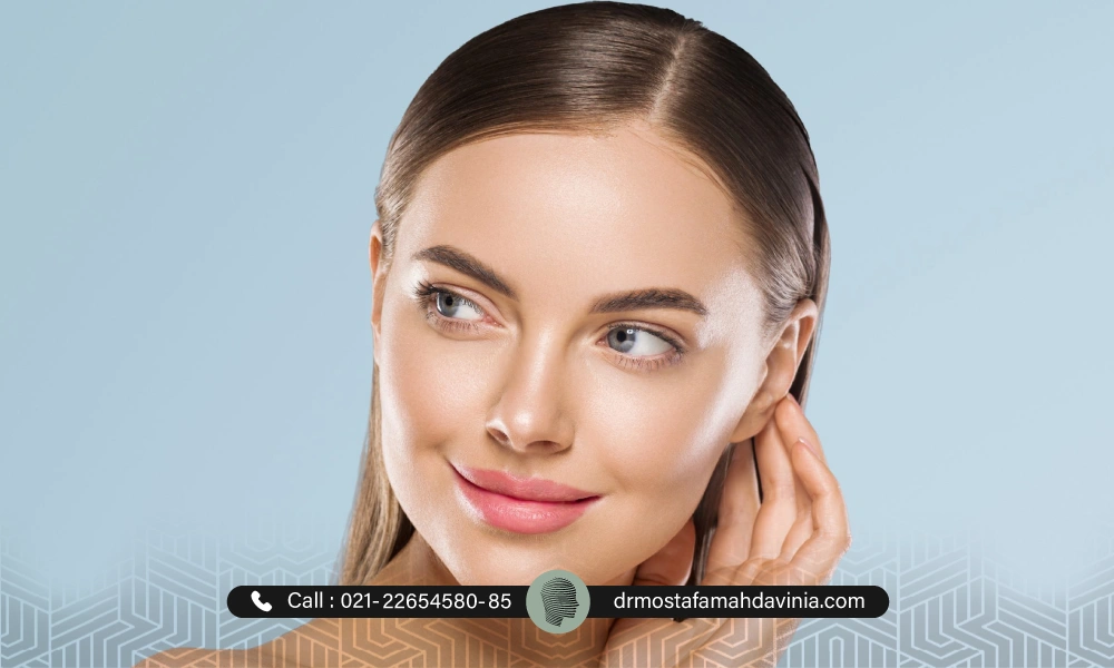 خانمی با پوستی صاف و شفاف در حال لبخند زدن | سفت شدن پوست صورت