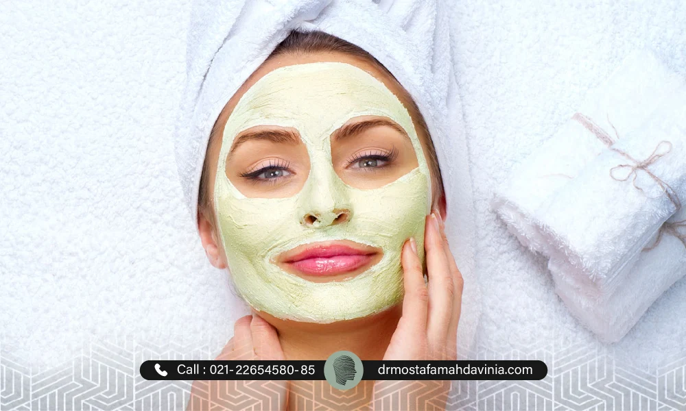 خانمی با ماسک صورت برای از بین بردن موهای زائد صورت
