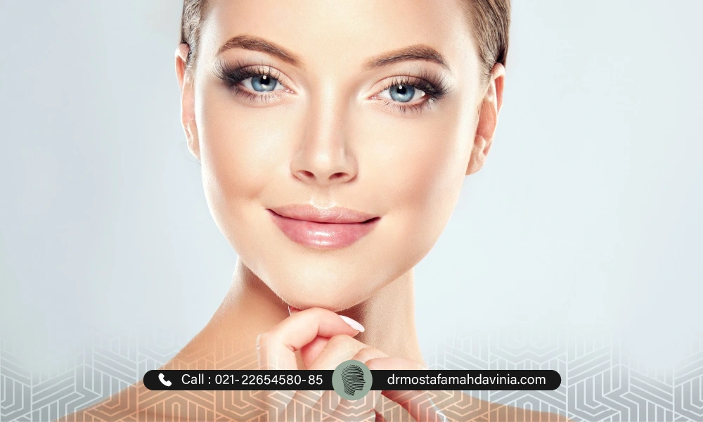 خانمی چشم رنگی با پوستی با طراوت 