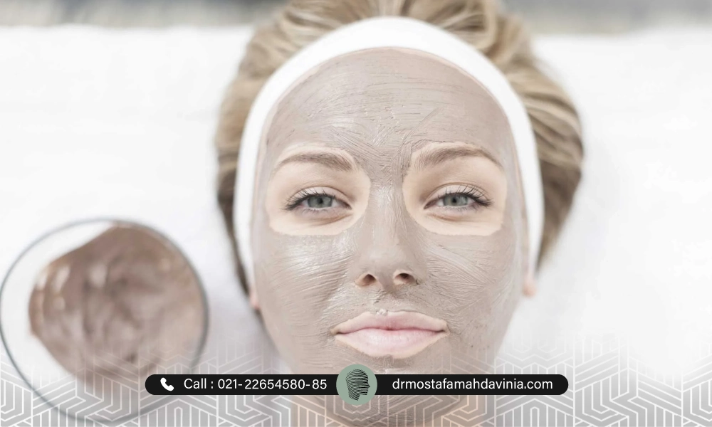 خانمی با ماسک صورت برای سفت شدن پوست صورت