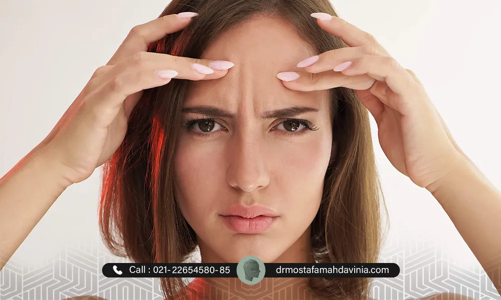 خانمی با خط اخم عمیق | درمان خط اخم عمیق