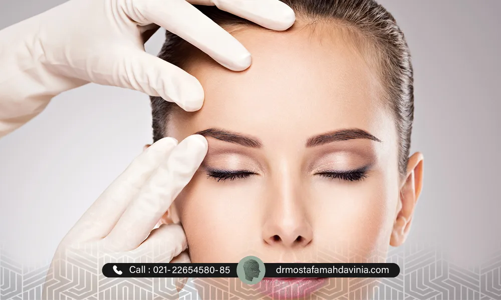 پزشک در حال معاینه متقاضی برای بالا بردن ابرو