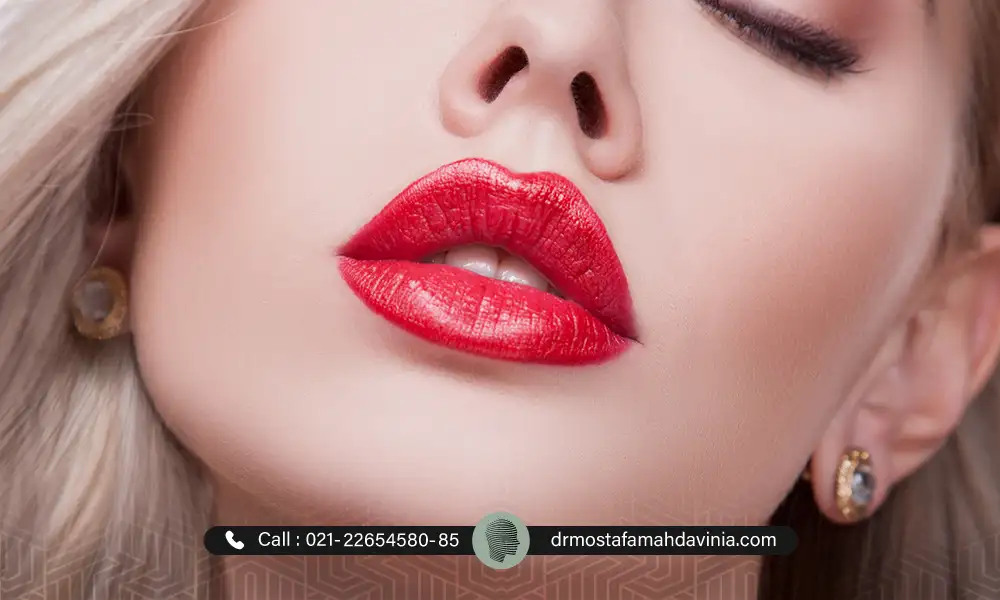 ژل لب روسی برای یک خانم که رژ قرمز هم زده است.