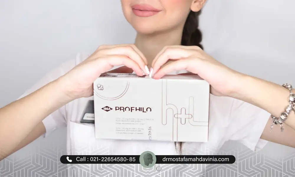 خانمی که جعبه فیلر پروفایلو را دستان خود گرفته است.